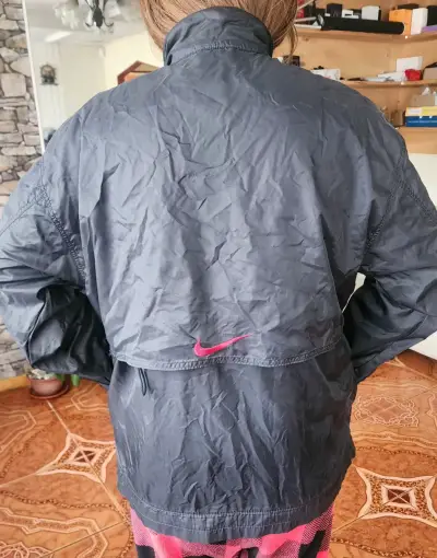 Chaqueta deportiva negra Nike con logo rojo - miniatura 3