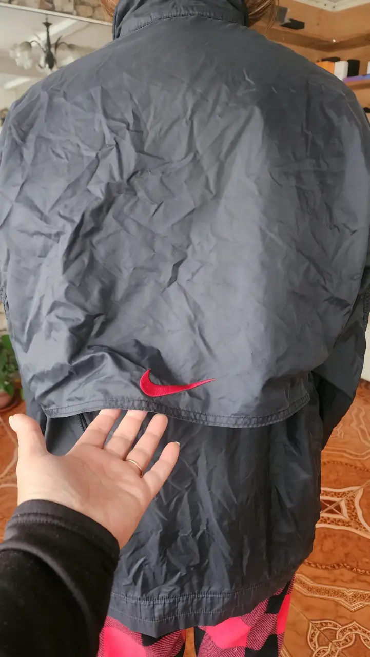 Chaqueta deportiva negra Nike con logo rojo - 4