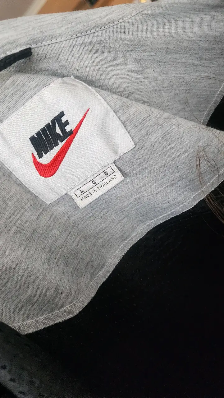 Chaqueta deportiva negra Nike con logo rojo - 6