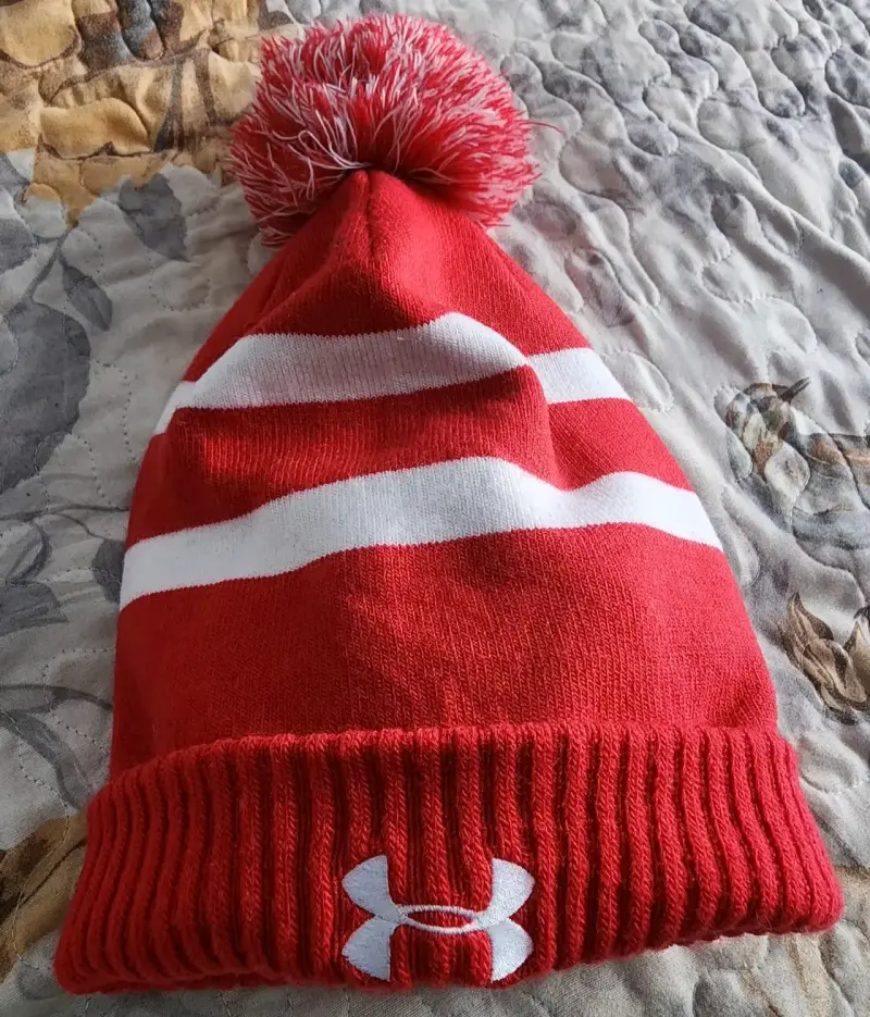 Gorro de lana rojo con pompon Under Armour - 1