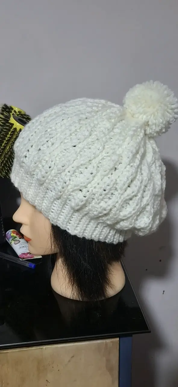 Gorro tejido blanco con pompón - 1