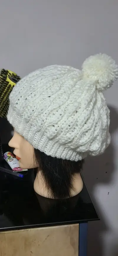 Gorro tejido blanco con pompón - miniatura 1