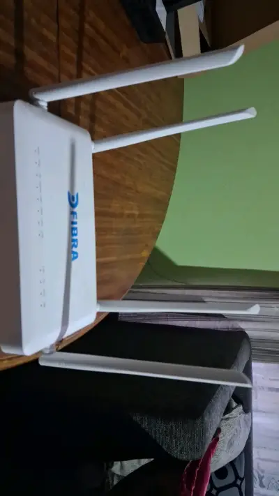 Router inalámbrico Fibra con antenas - miniatura 2