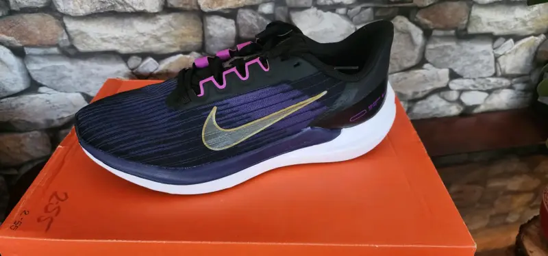 Zapatillas deportivas Nike negras y moradas