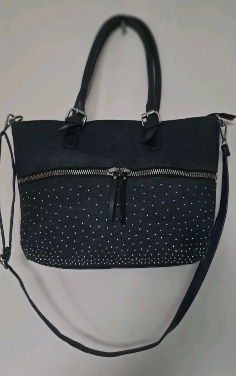 Cartera negra con tachas y cierre frontal - 1
