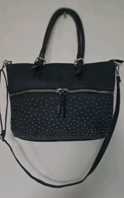 Cartera negra con tachas y cierre frontal - miniatura 1