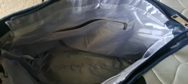 Cartera negra con tachas y cierre frontal - 2