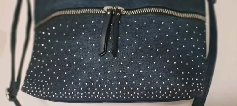 Cartera negra con tachas y cierre frontal - 3