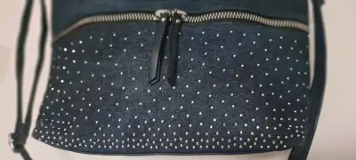 Cartera negra con tachas y cierre frontal - miniatura 3