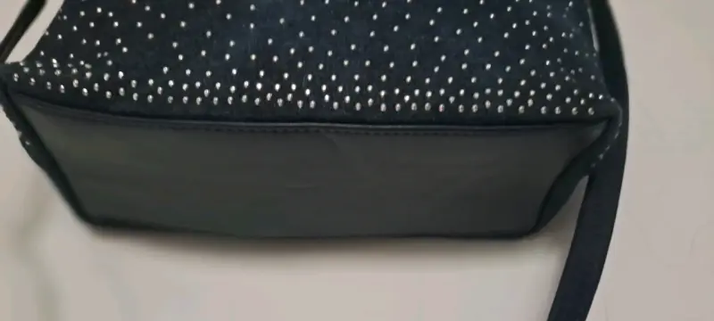 Cartera negra con tachas y cierre frontal - 4