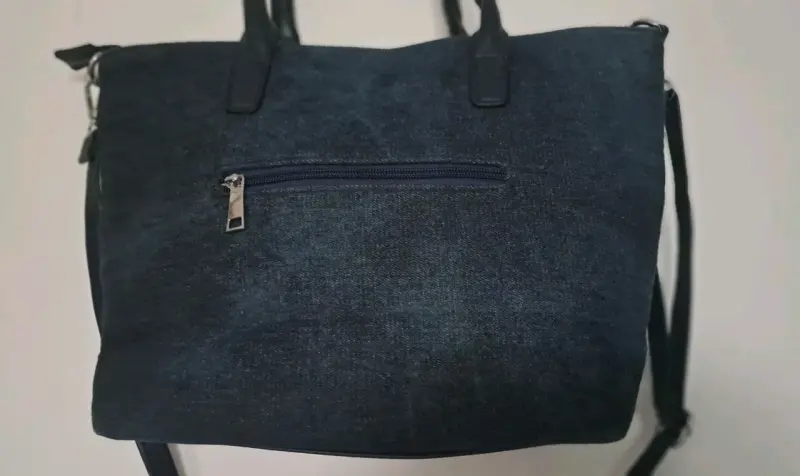 Cartera negra con tachas y cierre frontal - 5