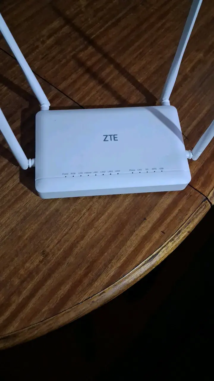 Router WiFi ZTE con antenas externas