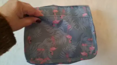 Neceser de viaje con diseño de flamencos - miniatura 1