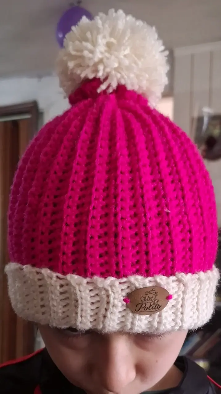 Gorro tejido infantil rosa con pompón