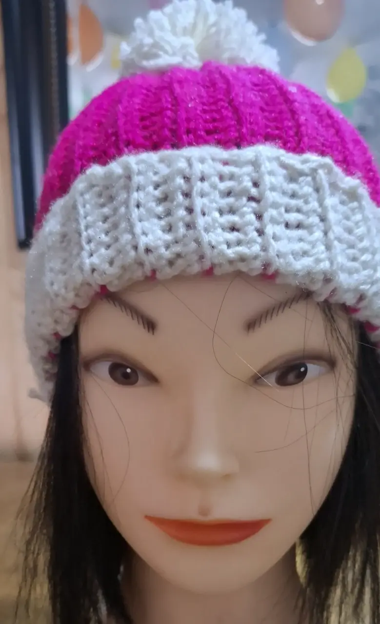 Gorro tejido infantil rosa con pompón - 2