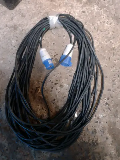 Cable eléctrico de extensión con conectores industriales - miniatura 1