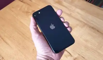 iPhone SE 2022 Negro en Buen Estado - miniatura 1