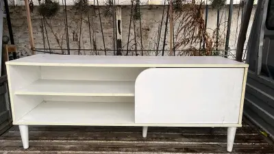 Mueble de TV blanco con puerta y estantes - miniatura 1