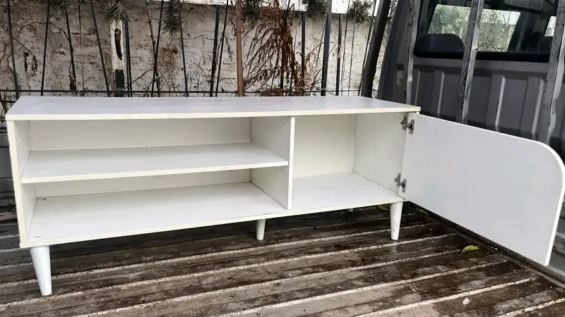 Mueble de TV blanco con puerta y estantes - 2
