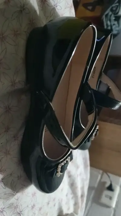 Zapatos de charol negro para niña con hebilla - miniatura 3