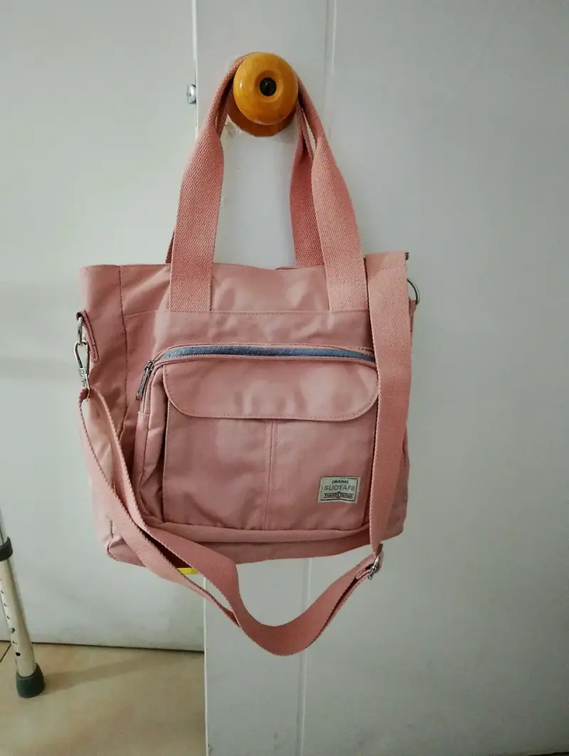 Bolso tote rosa con múltiples bolsillos - 1