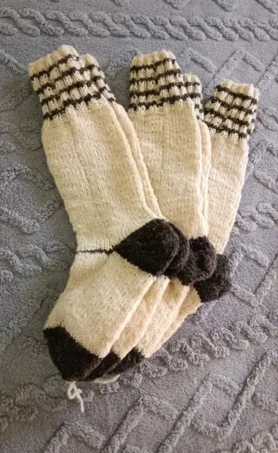 Calcetines de lana tejidos a mano en varios color - miniatura 3