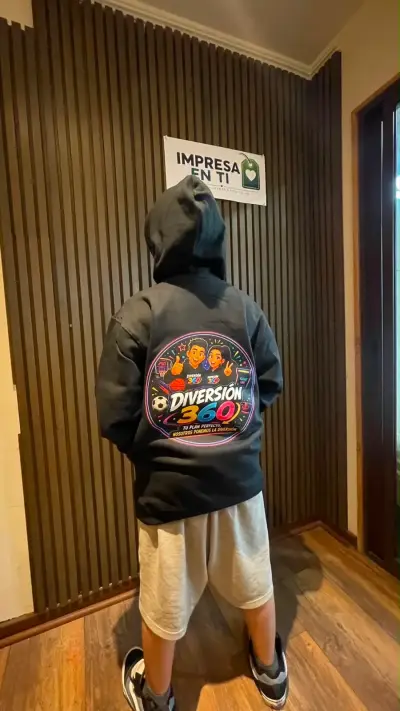 Polerón negro con capucha  personalizada - miniatura 3