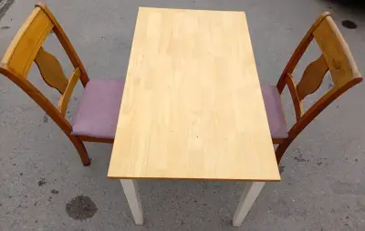 Mesa de madera con dos sillas - miniatura 1