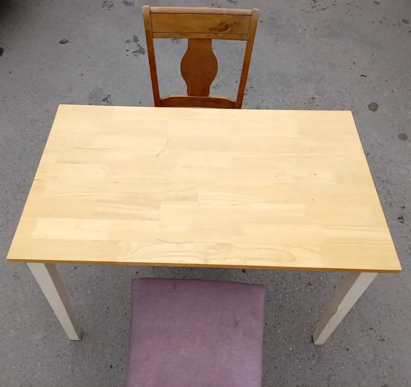 Mesa de madera con dos sillas - 2