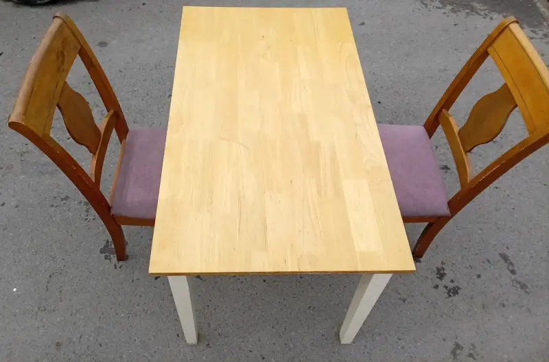 Mesa de madera con dos sillas - 3