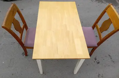 Mesa de madera con dos sillas - miniatura 3