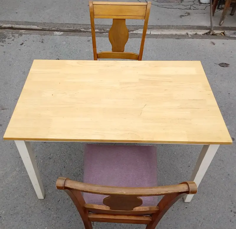 Mesa de madera con dos sillas - 4