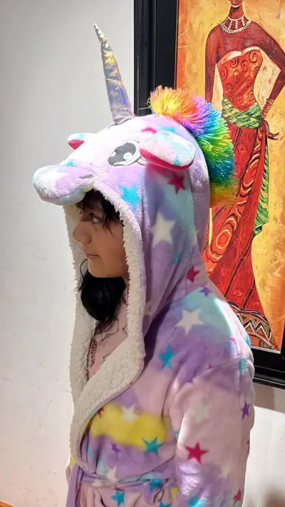 Bata infantil unicornio con capucha y estrellas - miniatura 4