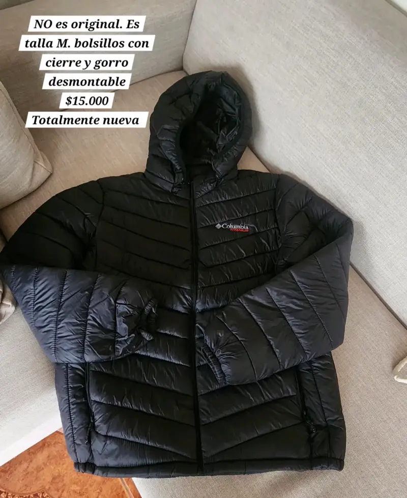Chaqueta negra con gorro desmontable talla M