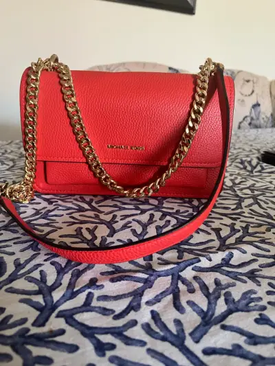 Cartera Michael Kors roja con cadena dorada - miniatura 1