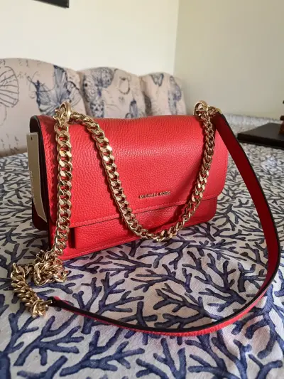 Cartera Michael Kors roja con cadena dorada - miniatura 2
