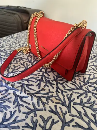 Cartera Michael Kors roja con cadena dorada - miniatura 3