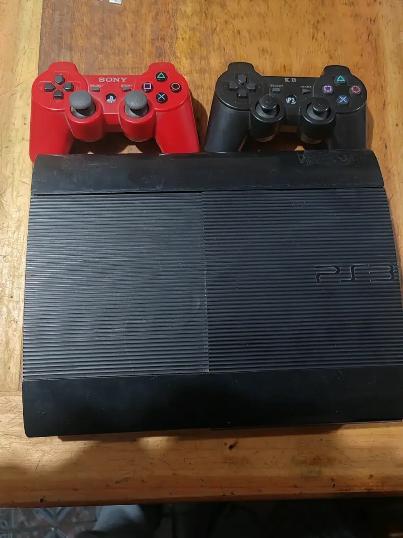 Consola PS3 con dos controles y Magia - 1