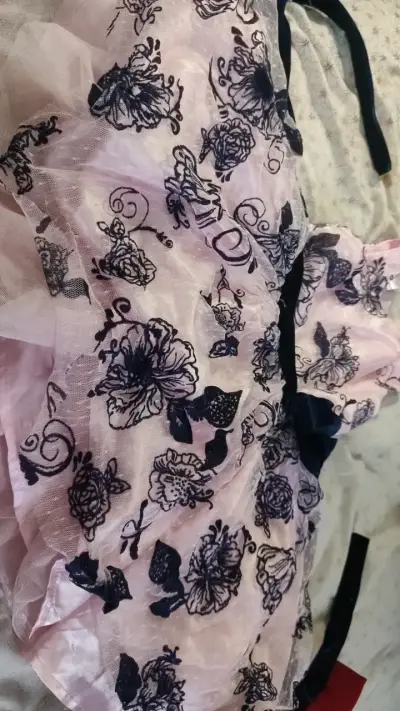 Vestido de niña con estampado floral y cinturón - miniatura 1