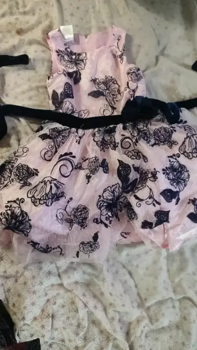 Vestido de niña con estampado floral y cinturón - miniatura 3