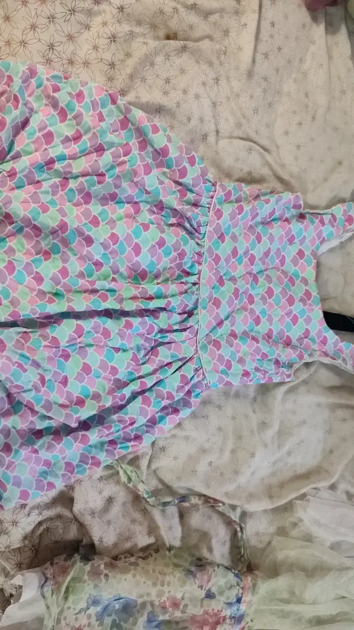 Vestido de niña con estampado floral y cinturón - 5