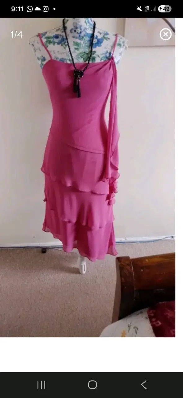 Vestido rosa con tirantes y volantes - 2