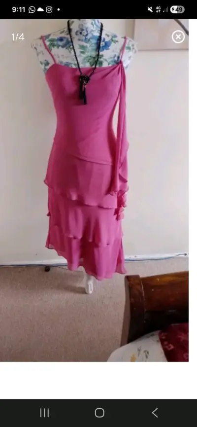 Vestido rosa con tirantes y volantes - miniatura 2