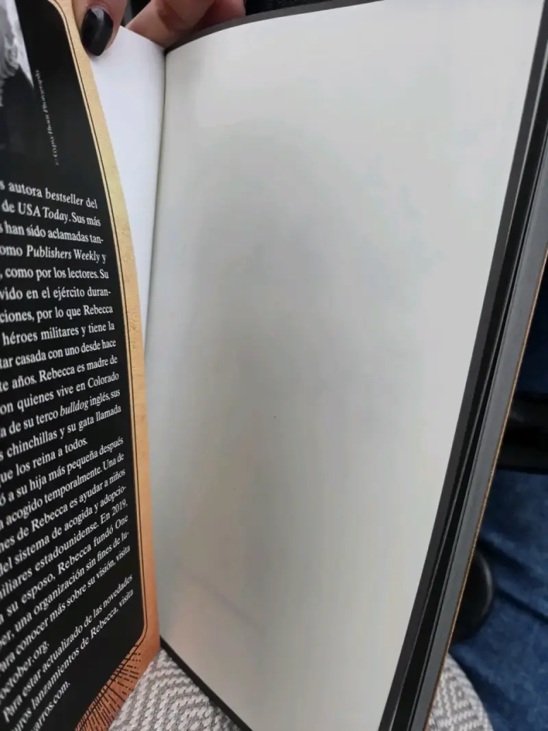 Libro 'Alas de Sangre' de Rebecca Yarros - 3
