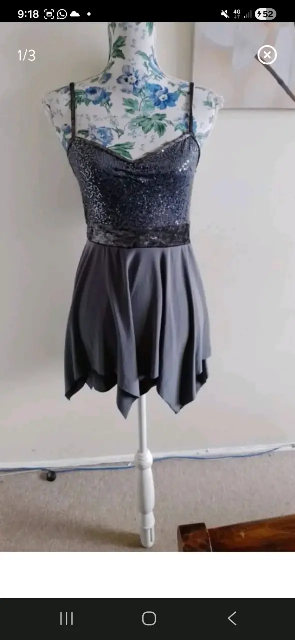 Vestido corto gris con lentejuelas - 2