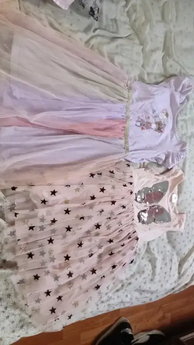 Vestidos de niña con diseño de mariposa y estrellas - miniatura 1