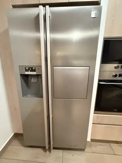Refrigerador Daewoo con dispensador de agua y hielo - miniatura 1