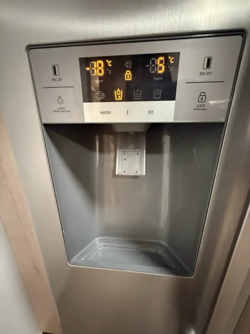 Refrigerador Daewoo con dispensador de agua y hielo - 3
