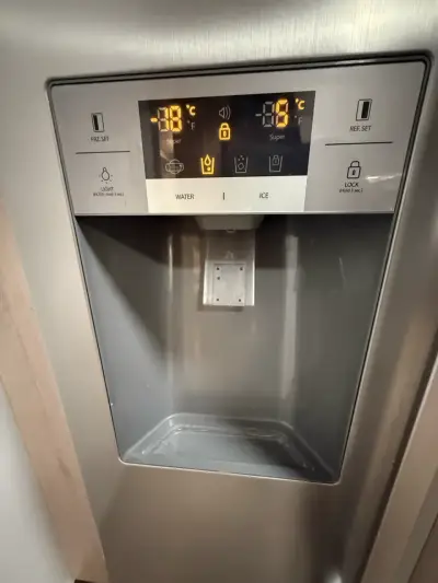 Refrigerador Daewoo con dispensador de agua y hielo - miniatura 3