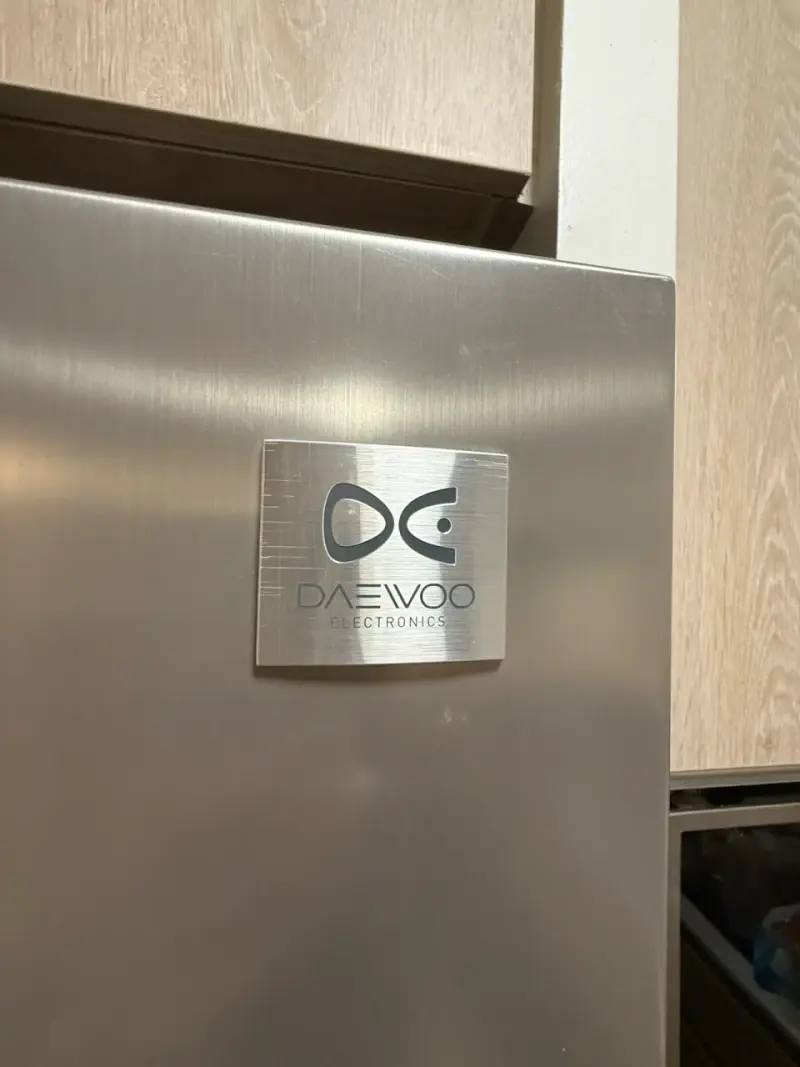 Refrigerador Daewoo con dispensador de agua y hielo - 4